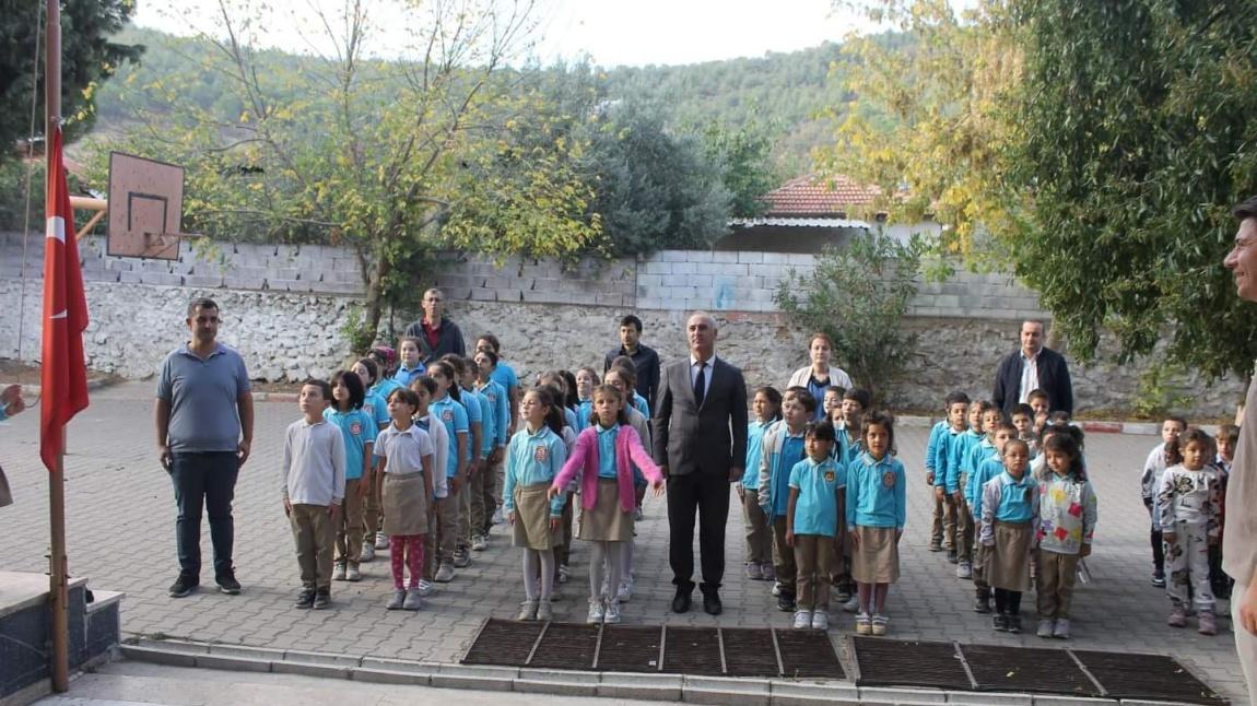 İlçe Milli Eğitim Müdürü Sayın Zakir OKULMUŞ okulumuzda İstiklal Marşı ve Bayrak Törenine katıldıktan sonra öğrenci ve öğretmenler ile bir araya geldi.